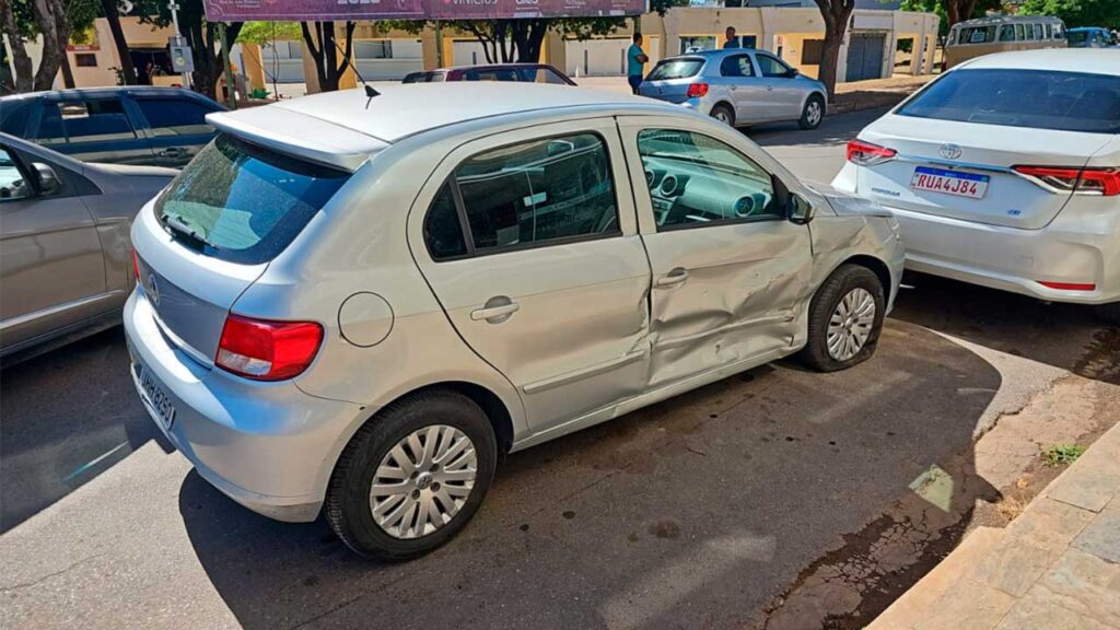 Motorista avança parada obrigatória e causa acidente no cruzamento da Aparício Saraiva com a Geraldo Rios