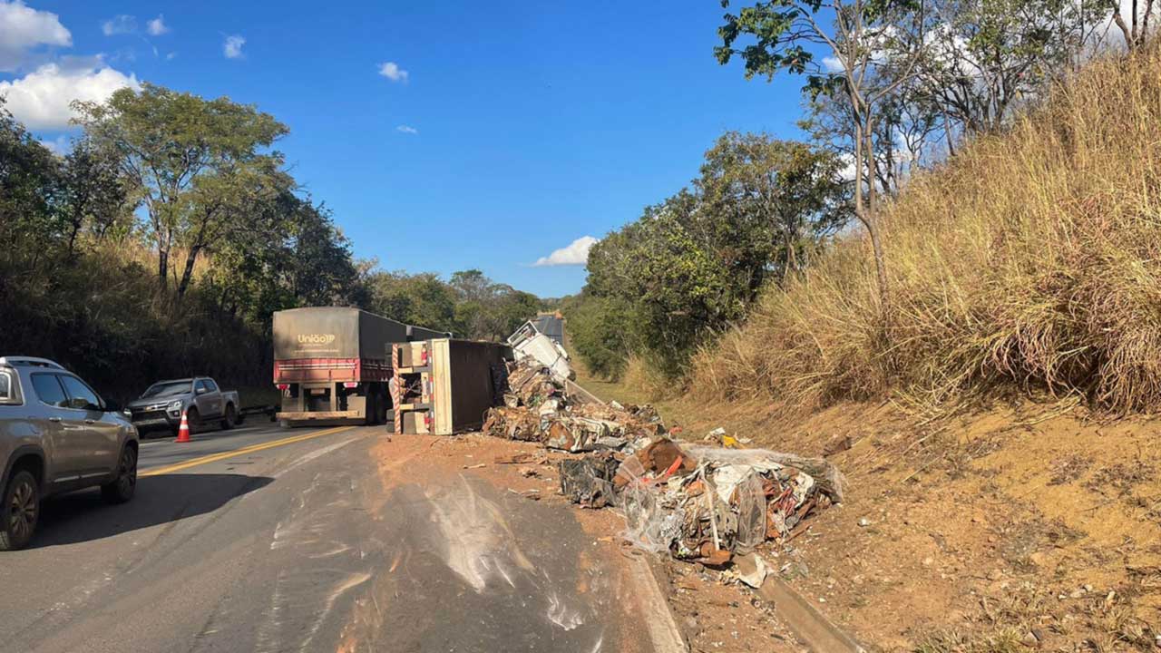 Caminhão tomba próximo à COENG em João Pinheiro e provoca lentidão na BR-040; tráfego já foi restabelecido