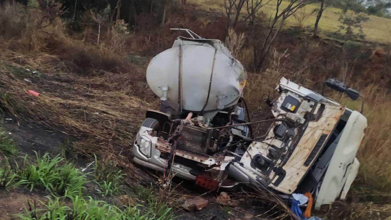 Motorista morre em acidente com caminhão de transporte de combustível na BR-365
