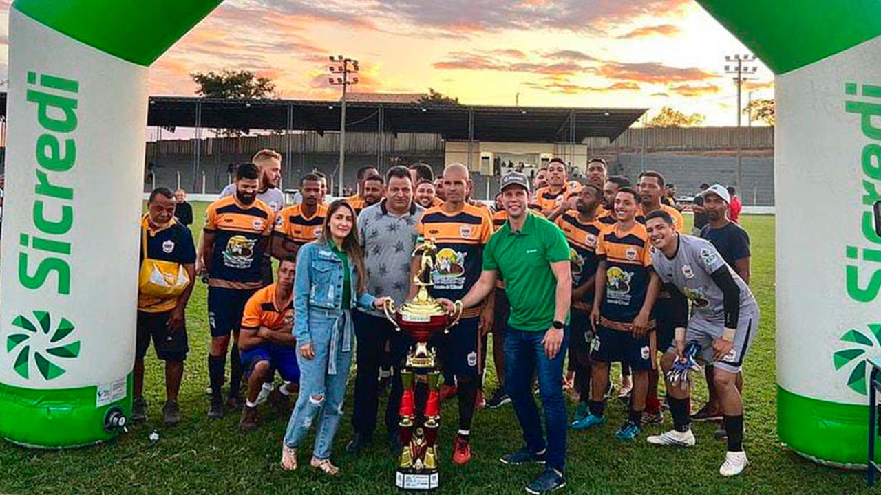 Seleção Pinheirense levanta troféu da Copa Amapar Sicredi 2023 e recebe homenagens da Câmara de João Pinheiro