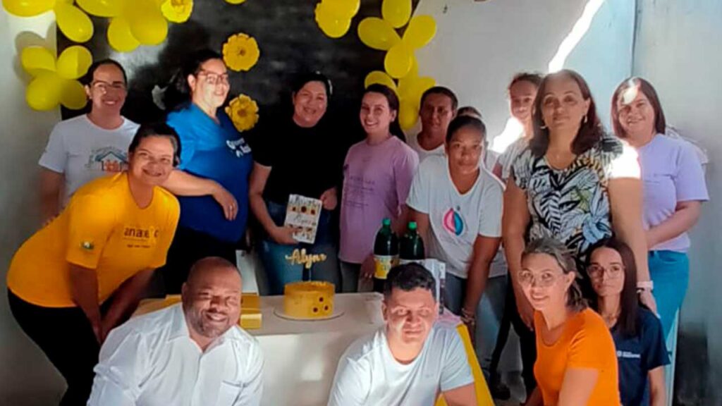 Equipe do PSF Zélia Fonseca homenageia enfermeira Alyne pelos serviços prestados à saúde de João Pinheiro