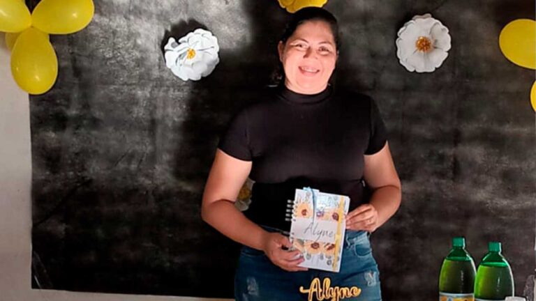 Equipe do PSF Zélia Fonseca homenageia enfermeira Alyne pelos serviços prestados à saúde de João Pinheiro