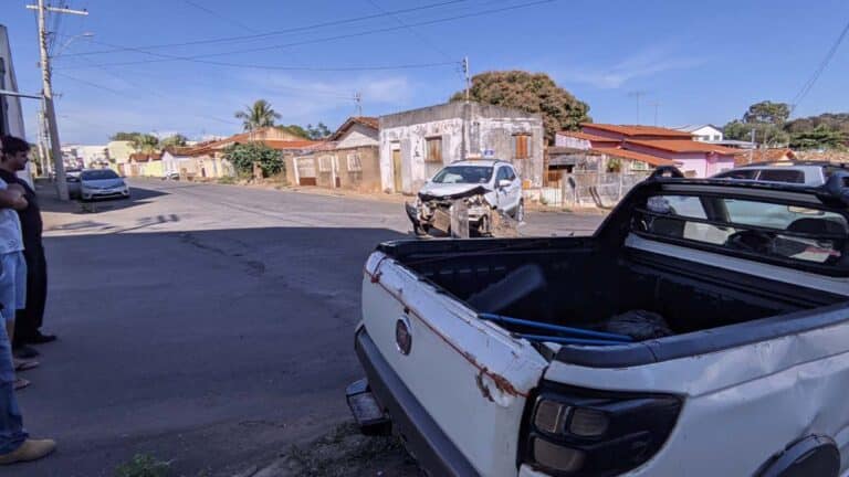Motoristas se envolvem em acidente no cruzamento da Aparício Saraiva com a Antônio Batista, em João Pinheiro