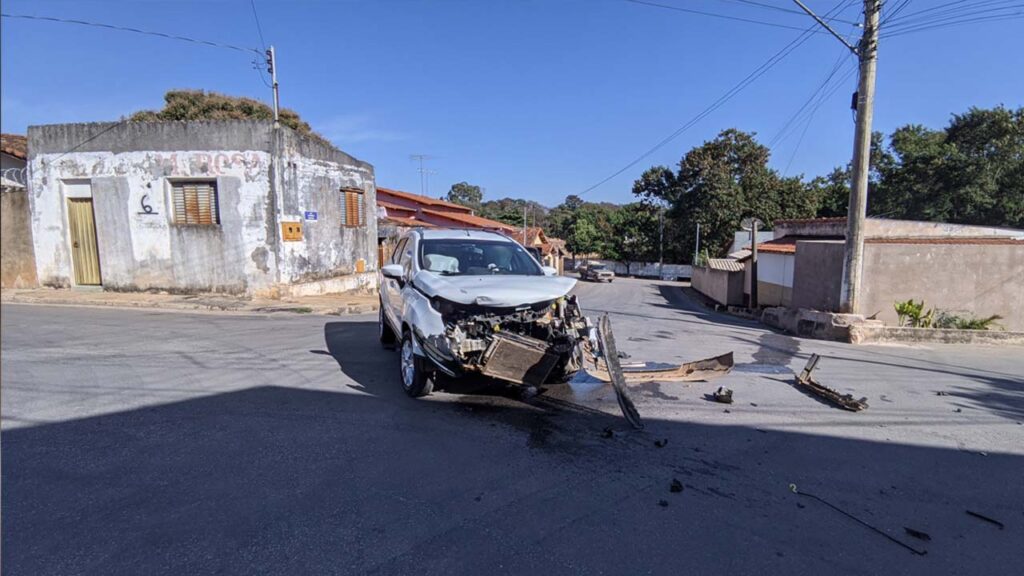 Motoristas se envolvem em acidente no cruzamento da Aparício Saraiva com a Antônio Batista, em João Pinheiro