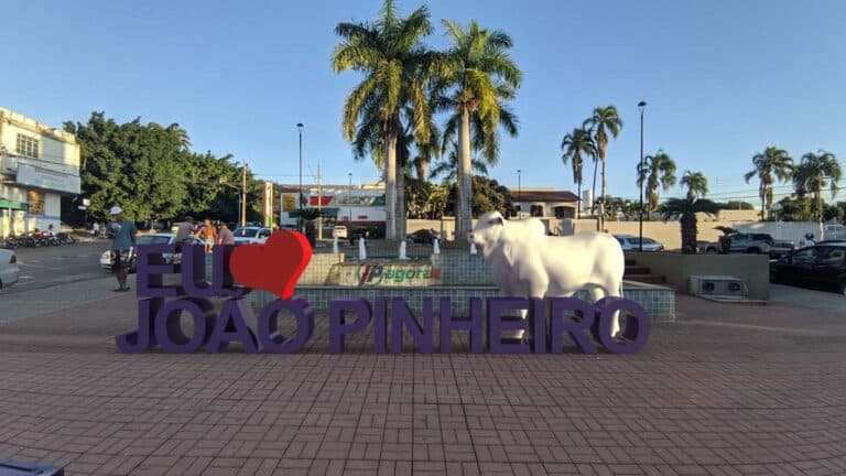 Praça central vai ter letreiro com a frase “Eu amo João Pinheiro”; licitação já foi feita e empresa aguarda empenho