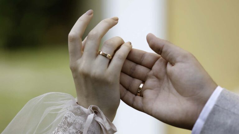 Justiça anula casamento em Minas Gerais após esposa provar que marido era um farsante que fingiu ser rico