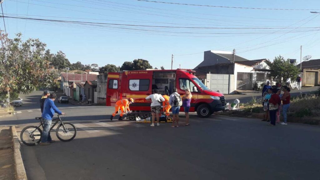 Motorista avança parada obrigatória, bate em motociclista e foge sem prestar socorro em João Pinheiro