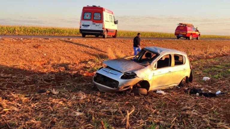 Motorista é socorrido com suspeitade traumatismo craniano após capotar carro na MG-410