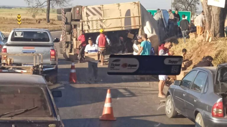 Carreta tomba no trevo de Luizlândia do Oeste (JK) e populares saqueiam a carga; trânsito está lento no local