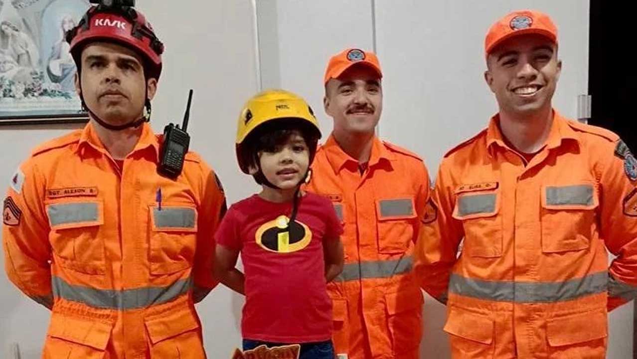 Corpo de Bombeiros de João Pinheiro torna aniversário de criança de 6 anos mais especial