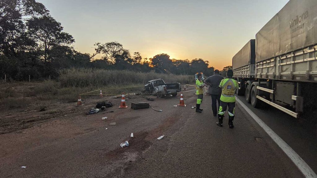 Motorista morre após invadir contramão e colidir de frente com carreta na BR-040, em João Pinheiro