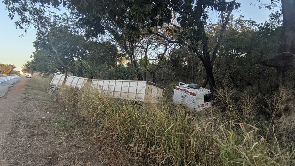 Motorista morre após invadir contramão e colidir de frente com carreta na BR-040, em João Pinheiro