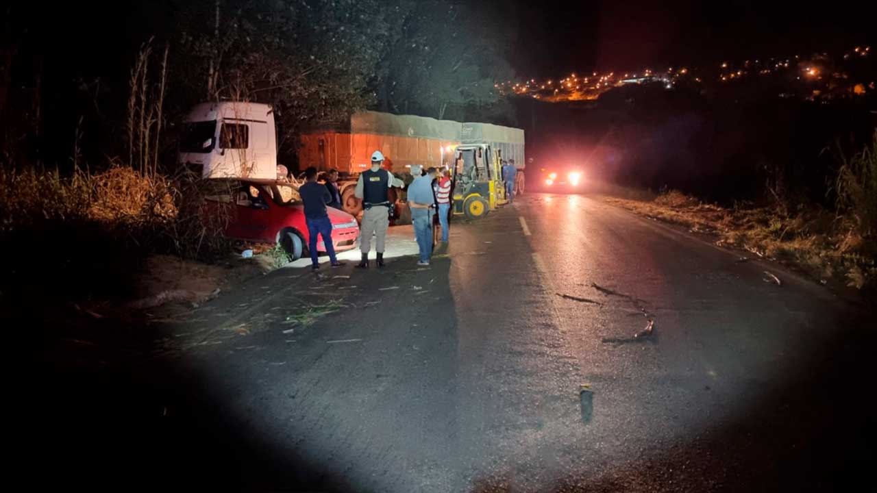 Rodovia MGC-354 em Presidente Olegário é palco de sequência de acidentes após queda de eucalipto