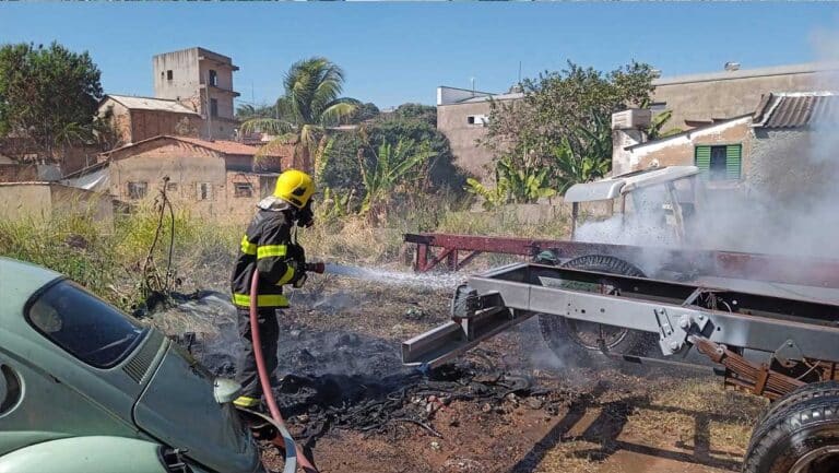 Corpo de Bombeiros combate incêndio em oficina de lanternagem e pintura em João Pinheiro
