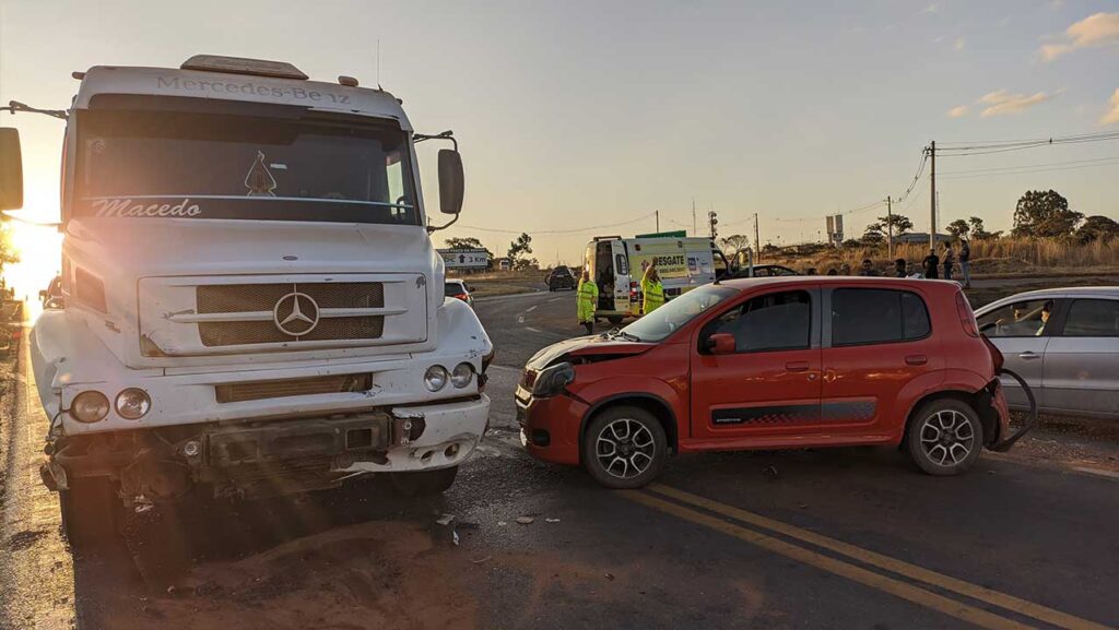 Grave acidente entre carreta e três carros deixa dois feridos na BR-040, em João Pinheiro