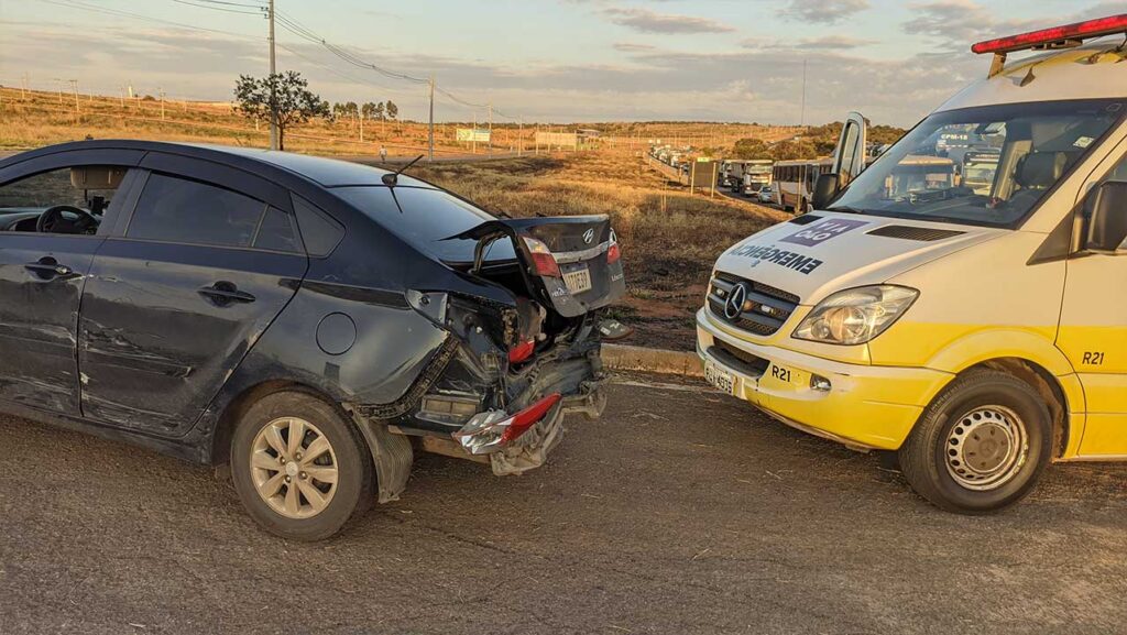 Grave acidente entre carreta e três carros deixa dois feridos na BR-040, em João Pinheiro