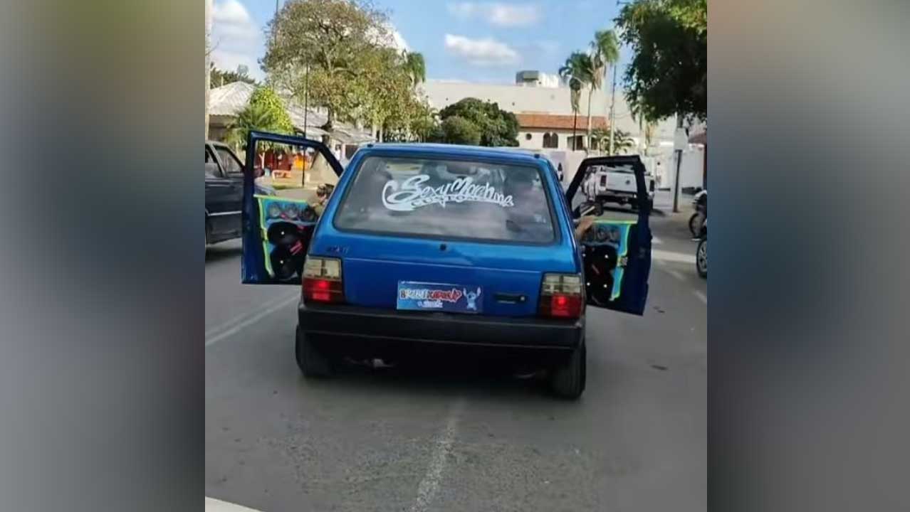 Motorista de Fiat Uno é preso por adulterar placa do veículo durante carreata irregular em João Pinheiro