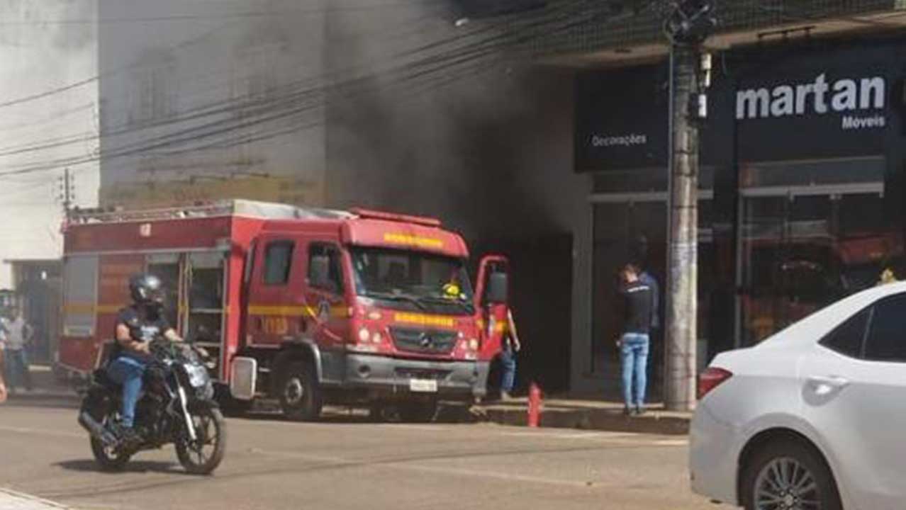 Incêndio devasta depósito de loja de móveis em Paracatu