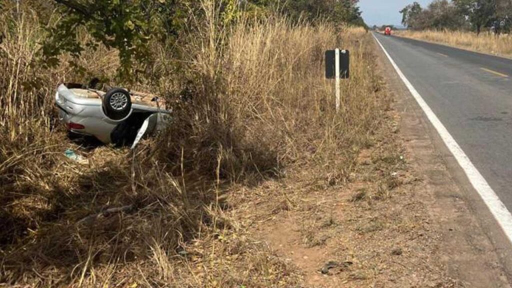 Criança de 9 anos puxa volante e provoca acidente de carro na MG-410 próximo a João Pinheiro