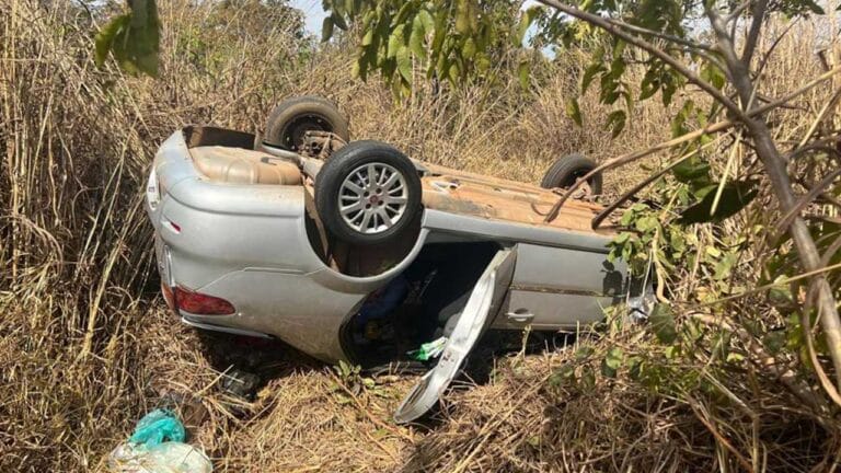 Criança de 9 anos puxa volante e provoca acidente de carro na MG-410 próximo a João Pinheiro