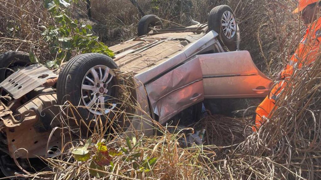 Criança de 9 anos puxa volante e provoca acidente de carro na MG-410 próximo a João Pinheiro