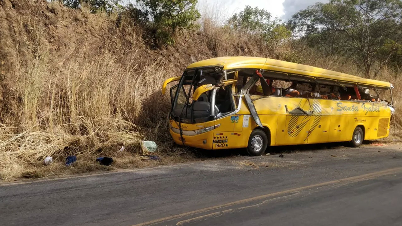 Acidente gravíssimo envolvendo ônibus deixa 9 feridos e uma vítima fatal em Unaí