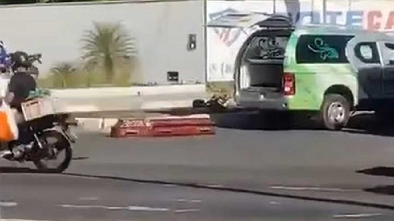 Caixão cai de carro funerário em cruzamento movimentado: veja o vídeo