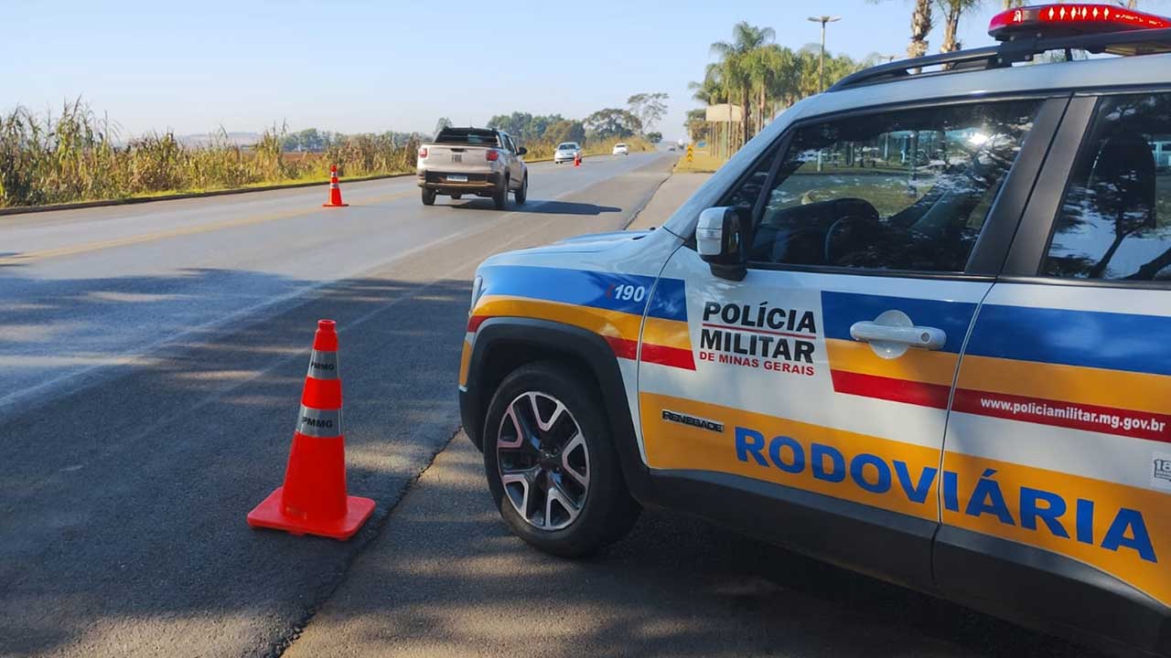 Em cinco minutos, Polícia Militar aborda e prende dois motoristas embriagados na MG-181, em João Pinheiro