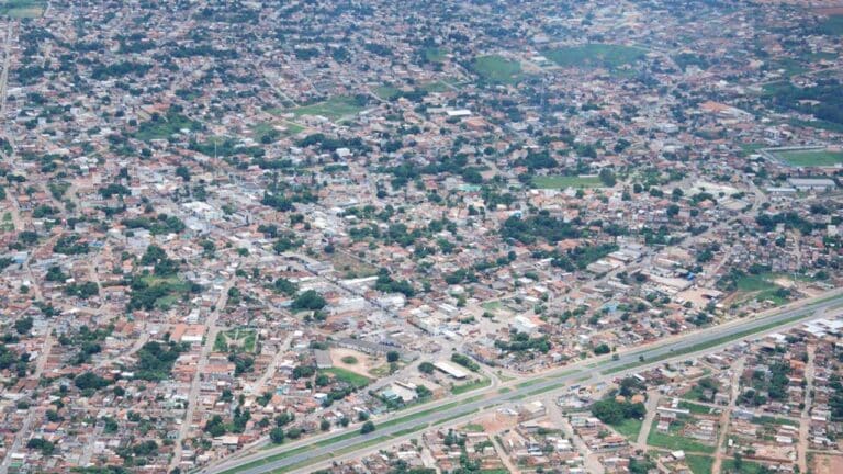 Mulher com HIV é presa após fazer orgia com a filha e abusar de menores em Minas Gerais