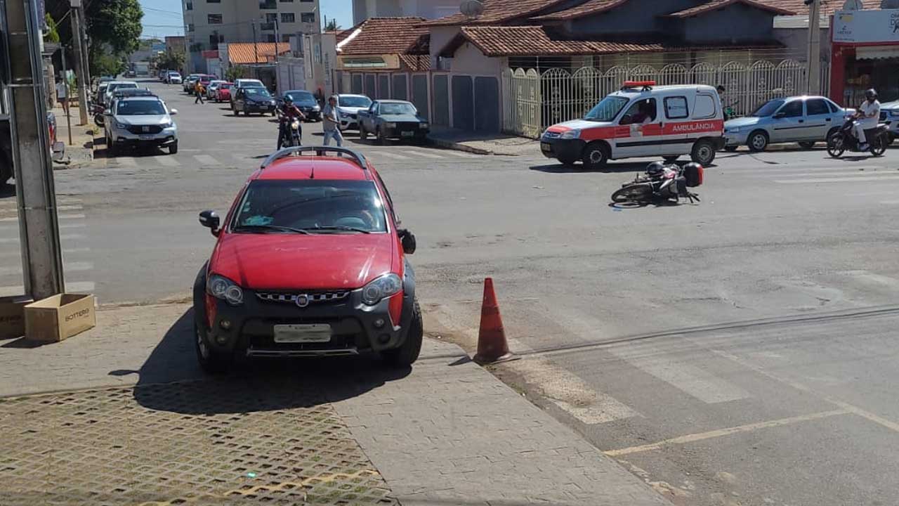 Câmera de segurança filma colisão entre motociclista e veículo de passeio no Centro de João Pinheiro