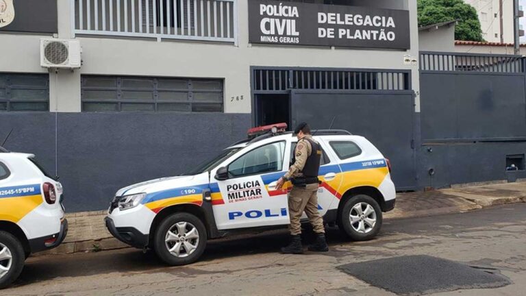 Mulher é flagrada enforcando a própria mãe na rua e acaba presa com faca na cintura em Patos de Minas