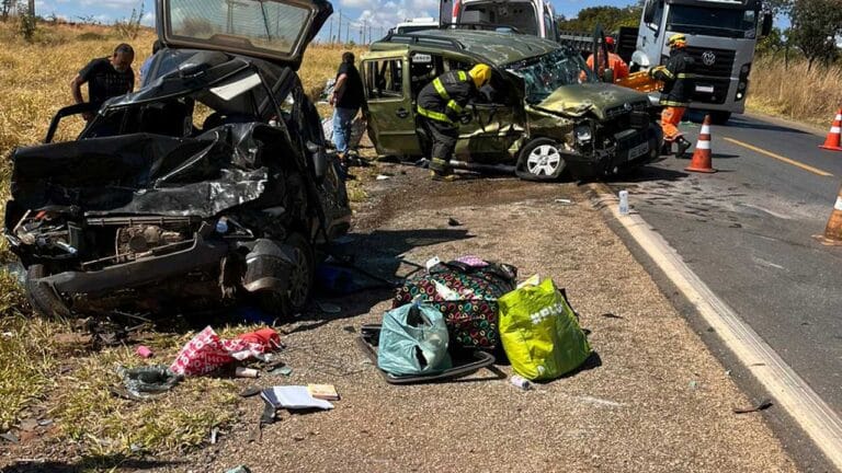 Acidente gravíssimo envolvendo dois veículos de passeio faz uma vítima fatal na BR-040, em João Pinheiro