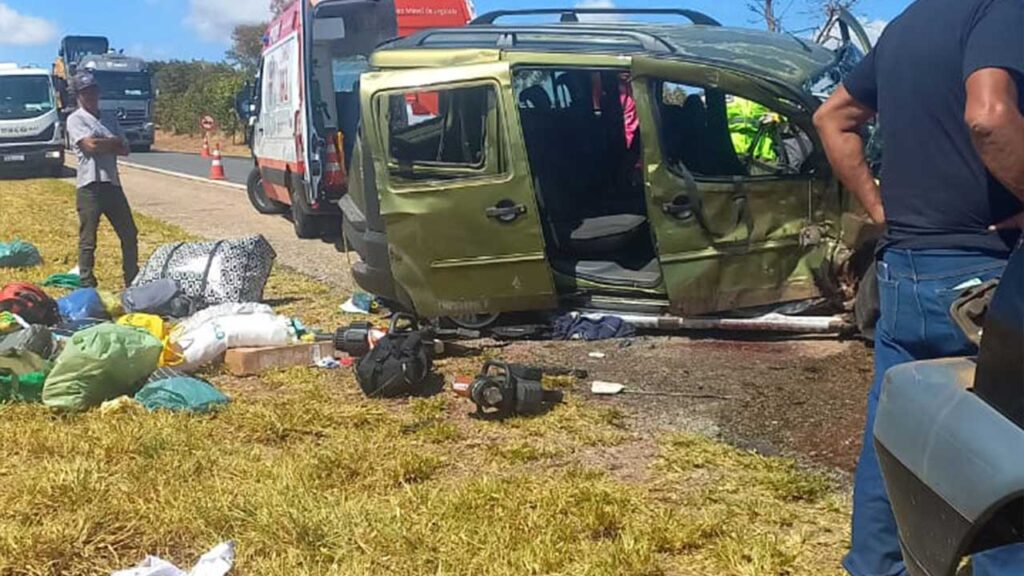 Acidente gravíssimo envolvendo dois veículos de passeio faz uma vítima fatal na BR-040, em João Pinheiro