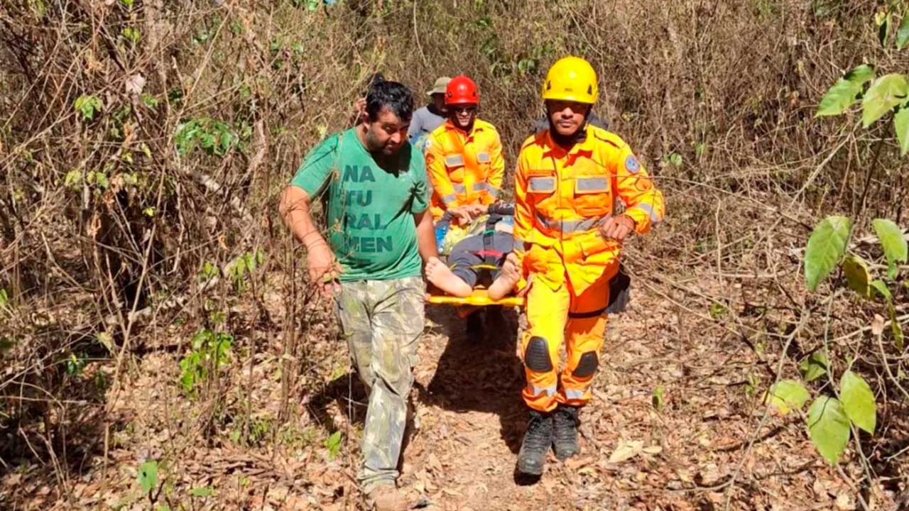 Policial militar cai de árvore de 5 metros e é socorrido pelo Corpo de Bombeiros na zona rural de Brasilândia de Minas