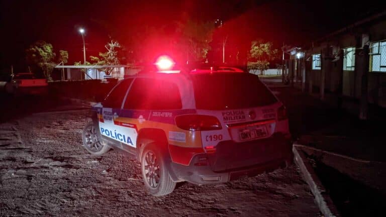 Mulher tenta esfaquear marido, machuca vizinho e resiste à prisão em João Pinheiro
