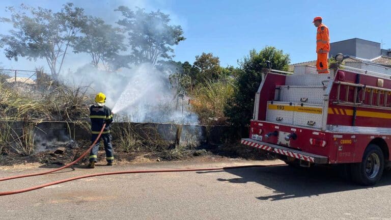 Corpo de Bombeiros combate incêndio em lote vago que ameaçava residências em João Pinheiro