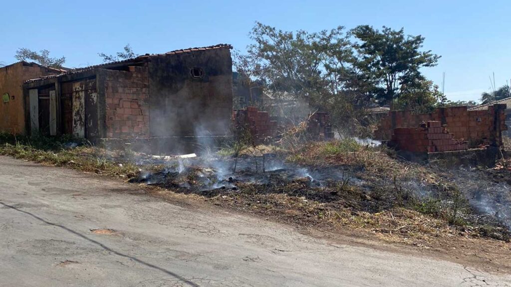 Corpo de Bombeiros combate incêndio em lote vago que ameaçava residências em João Pinheiro