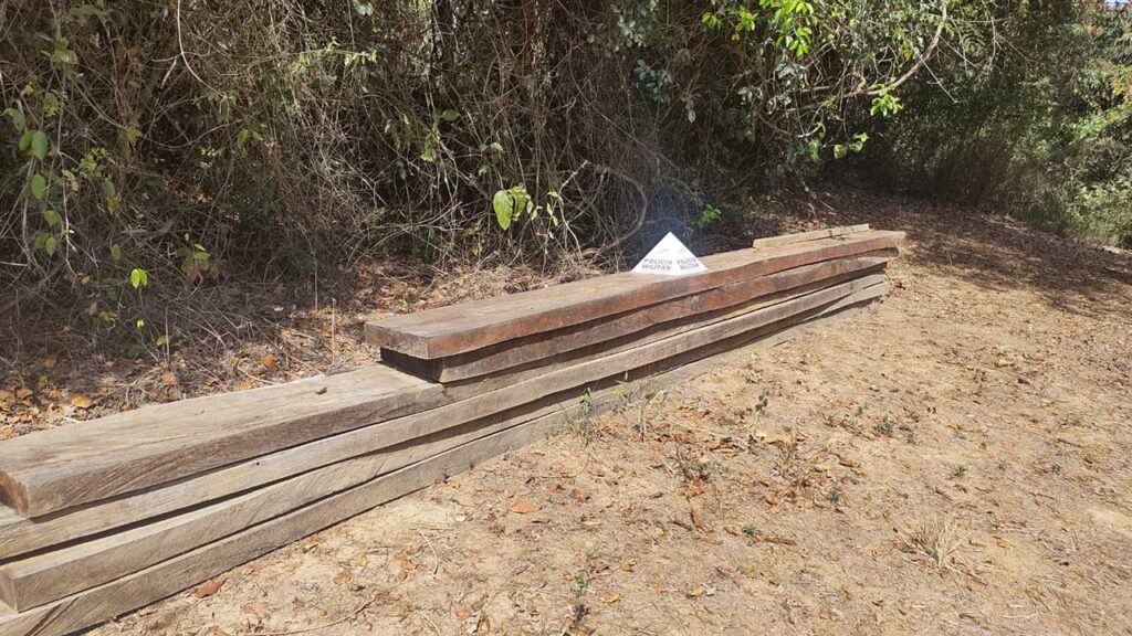 Polícia apreende madeira supostamente furtada às margens do Rio Paracatu em João Pinheiro