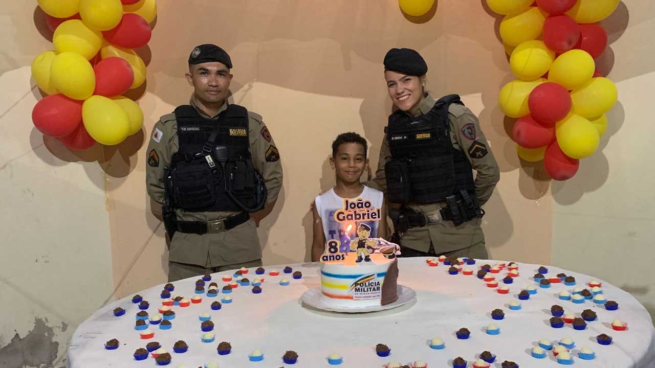 Polícia Militar de João Pinheiro comparece a aniversário de pinheirense de 8 anos que sonha em ser policial