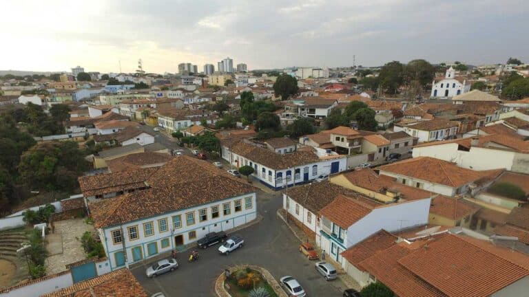 Criança de 5 Anos enfrenta estuprador e ajuda a mãe durante ataque em Paracatu