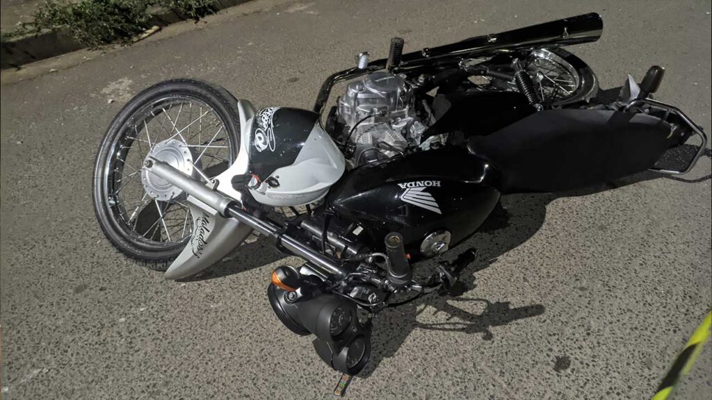Grave acidente entre carro e moto em João Pinheiro deixa motociclista gravemente ferido