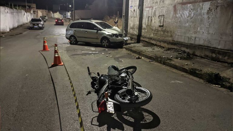 Grave acidente entre carro e moto em João Pinheiro deixa motociclista gravemente ferido