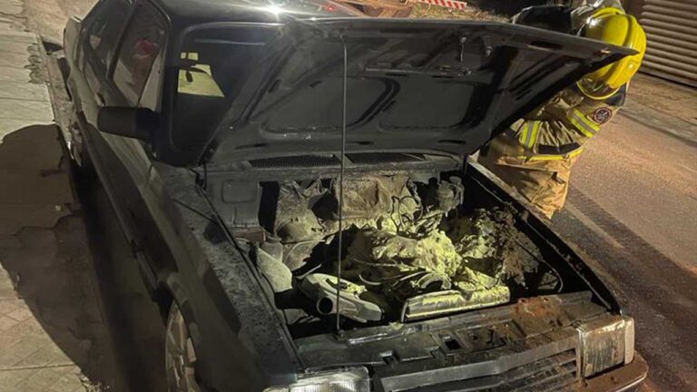 Chevette pega fogo no Bairro Itaipu em João Pinheiro e Corpo de Bombeiros é acionado