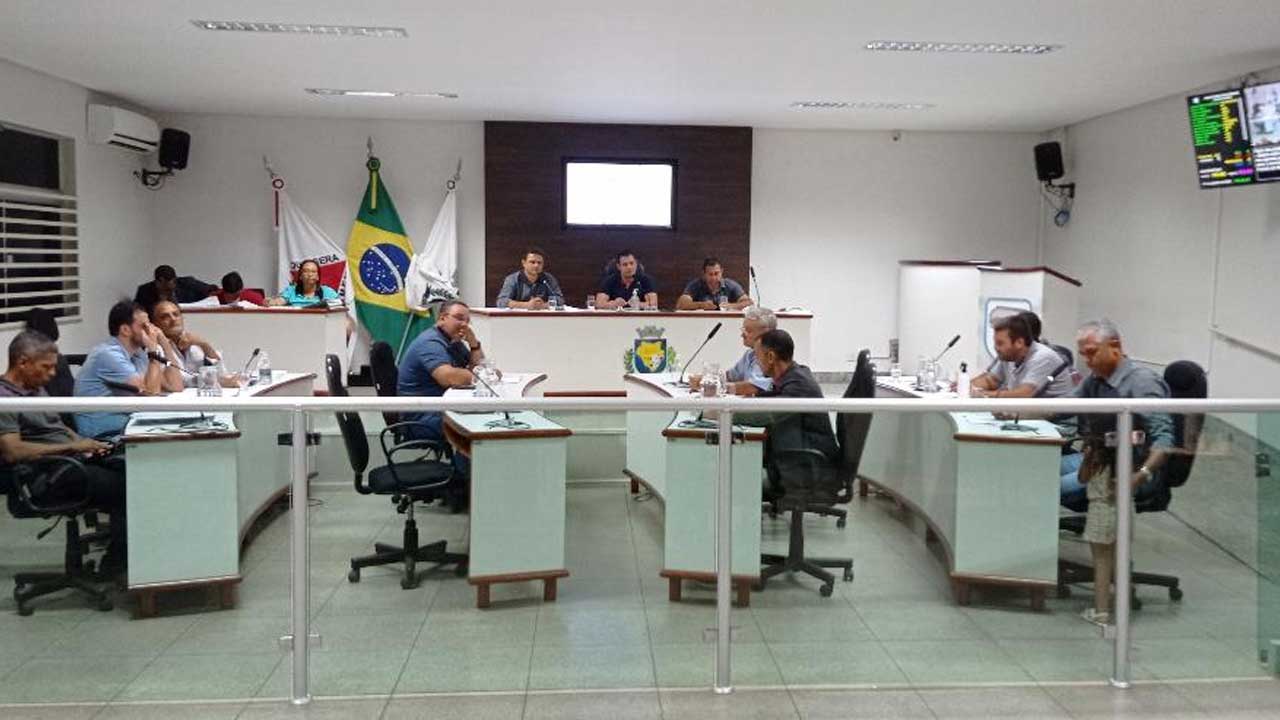 Projeto de reajuste salarial para prefeito, vice e secretários é retirado de pauta novamente em João Pinheiro