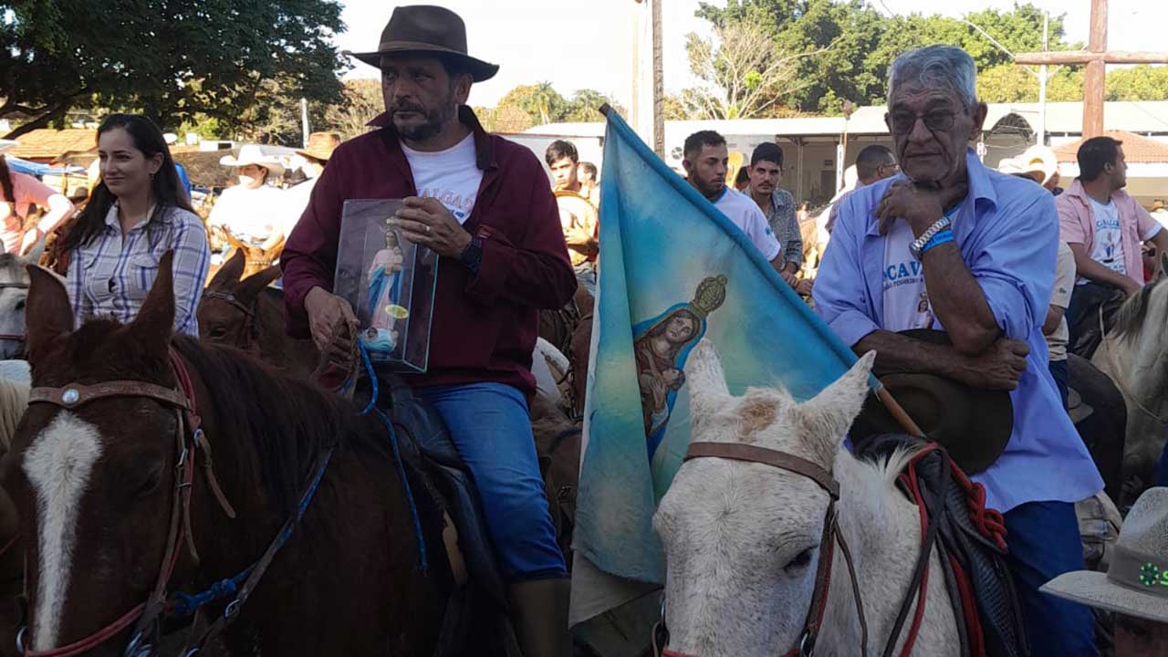 Movidos pela fé, grupo de cavaleiros se reúnem em cavalgada de João Pinheiro a Andrequicé