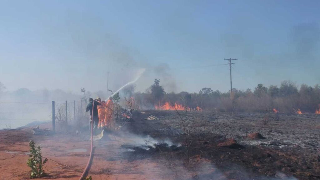 Corpo de Bombeiros combate incêndio que atingiu pasto em propriedade rural de João Pinheiro