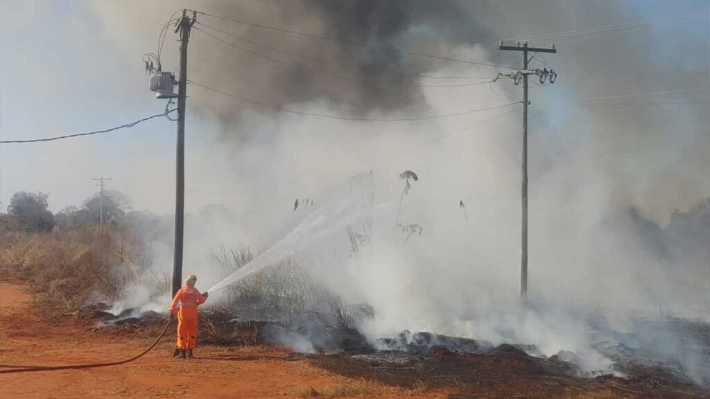 Corpo de Bombeiros combate incêndio que atingiu pasto em propriedade rural de João Pinheiro