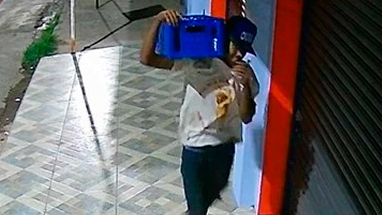 Câmera de segurança flagra ladrão furtando caixa de cerveja próximo à UPA, em João Pinheiro