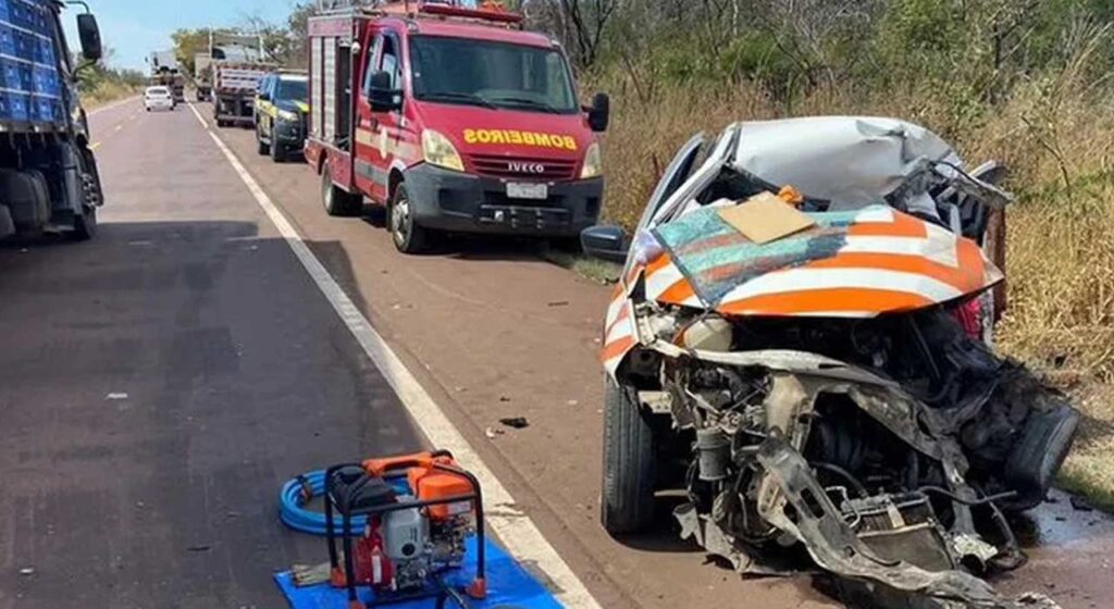 Motorista que escoltava carreta com carga superdimensionada morre em acidente fatal na BR-365, em Pirapora