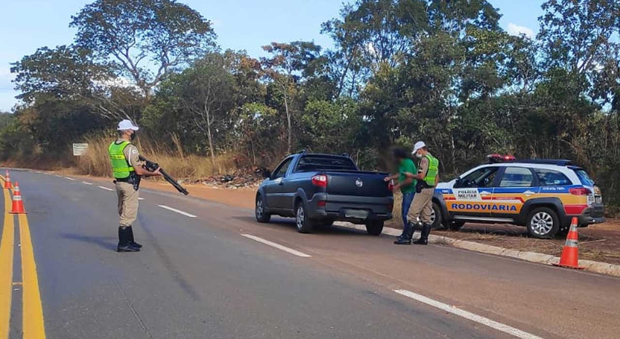 Motorista embriagado é preso pela Polícia na MG-181, em João Pinheiro; homem pagou fiança e foi liberado
